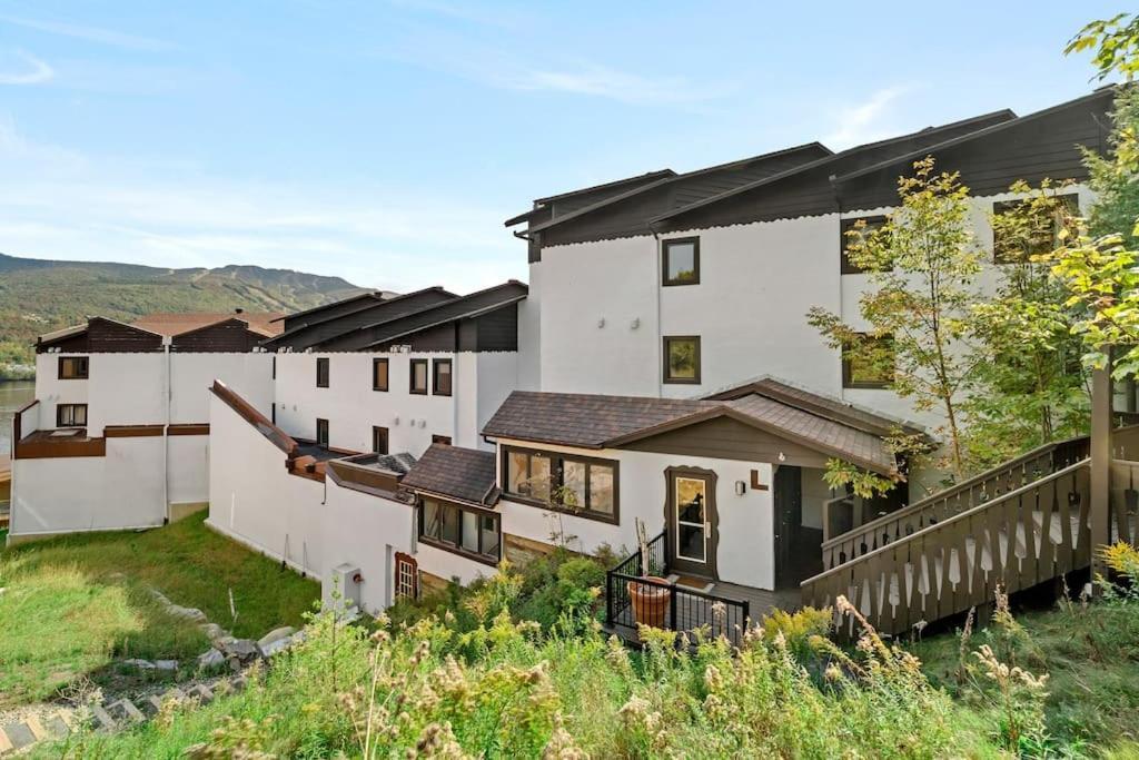 Chic Mt-Tremblant Condo With View On The Lake By Denstays Mont-Tremblant Exterior photo